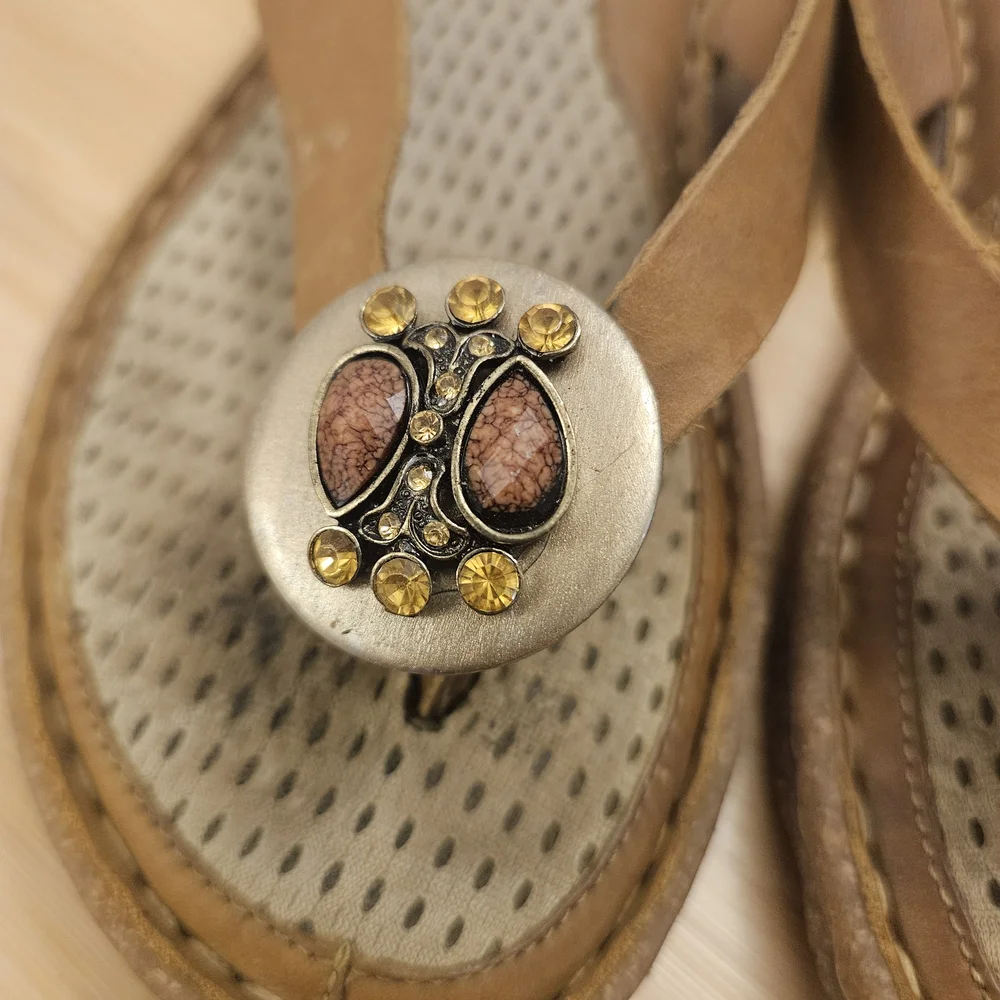 Born Basics Womens Slip On‎ Flip Flops Brown Leather Rhinestones Comfort Size 6